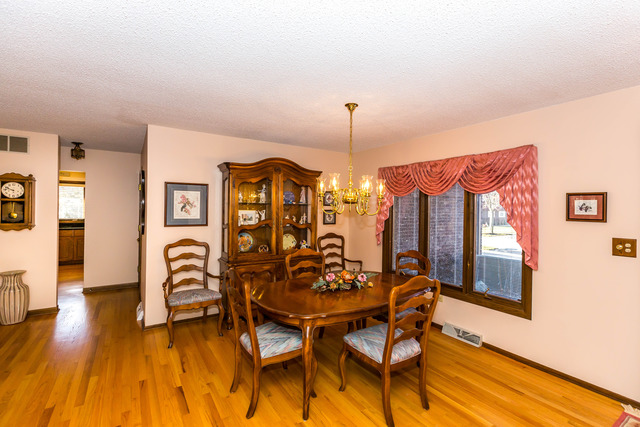 809 Overlook Drive Frankfort, IL 60423 - Photo 3 of 24 a view of a dining room with furniture and wooden floor