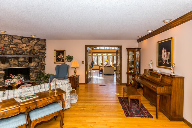809 Overlook Drive Frankfort, IL 60423 - Photo 5 of 24 a living room with furniture a wooden floor and next to a window