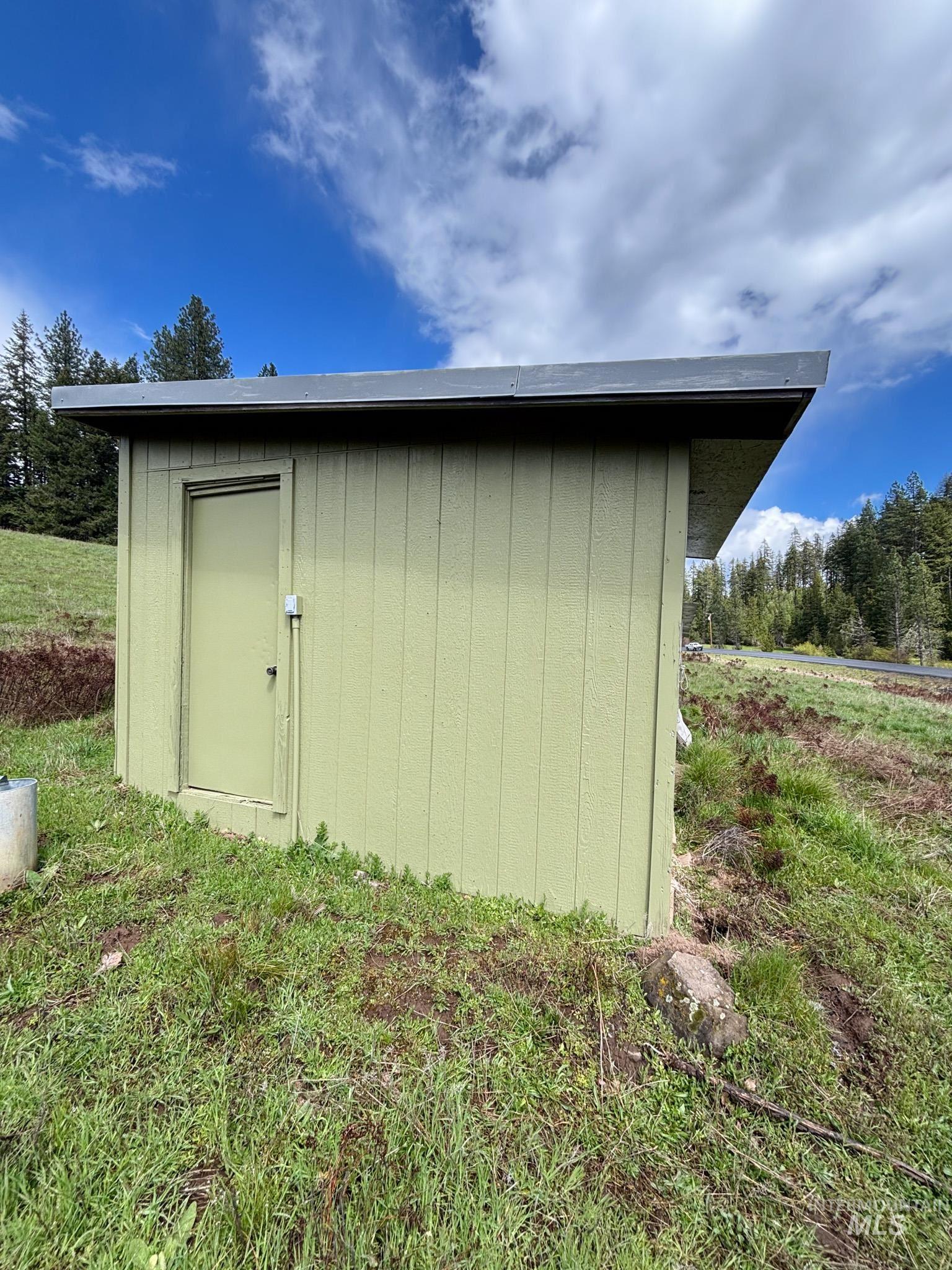 1995 Glenwood Road Kamiah, ID 83536 - Photo 32 of 38 Chicken coop