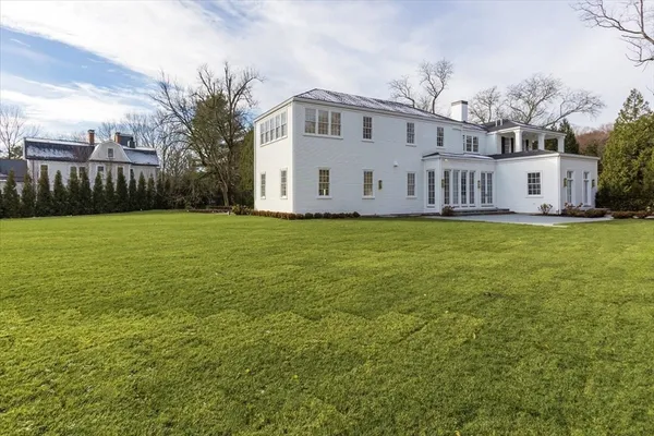 a view of a house with backyard and garden