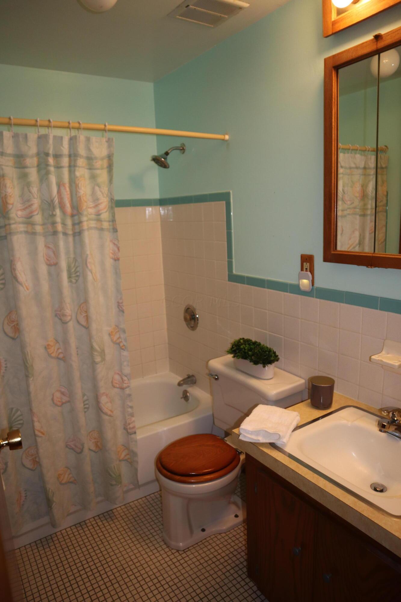 6498 Faircrest Road Columbus, OH 43229 - Photo 11 of 34 IMG_0620