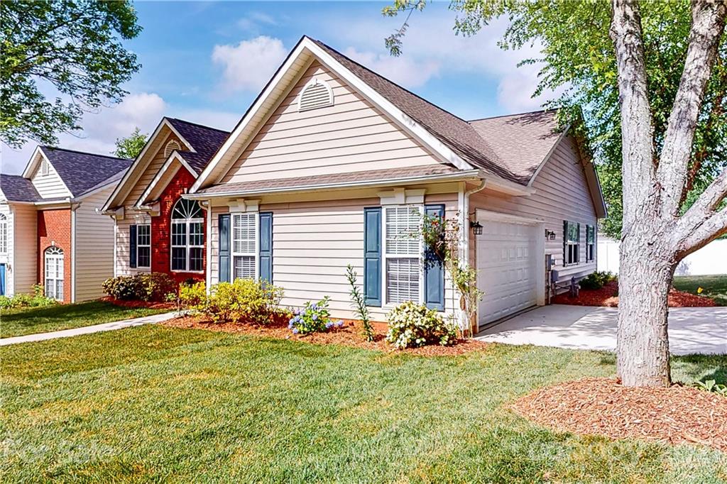15387 Leslie Brooke Road Huntersville, NC 28078 - Photo 2 of 37 a front view of a house with garden