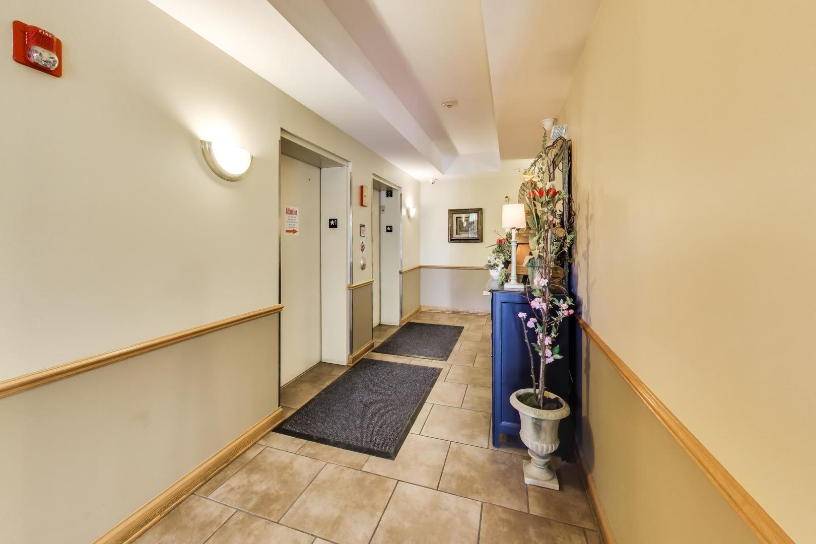 500 East St Charles Road, Unit 510 Lombard, IL 60148 - Photo 10 of 28 a bathroom with a shower