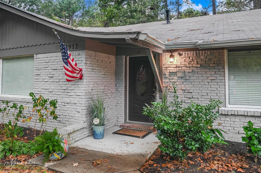 2912 Brookline Drive Shreveport, LA 71119 - Photo 2 of 27 a front view of a house with garden