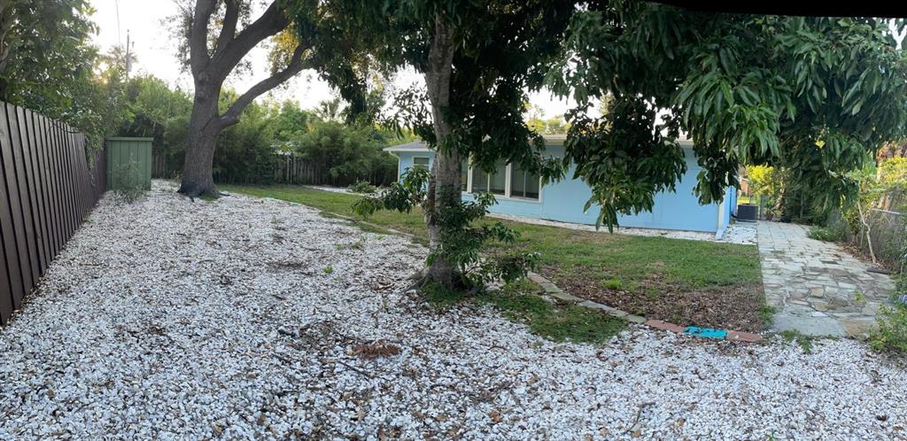 1176 40th Street Sarasota, FL 34234 - Photo 33 of 37 a backyard of a house with lots of green space