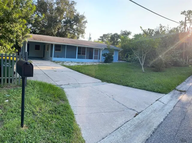 a view of a yard in front of house