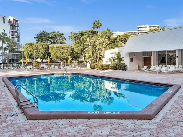 $2,000 | 20400 West Country Club Drive, Unit 812, Aventura, FL 33180