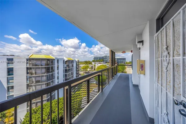 $2,000 | 20400 West Country Club Drive, Unit 812, Aventura, FL 33180