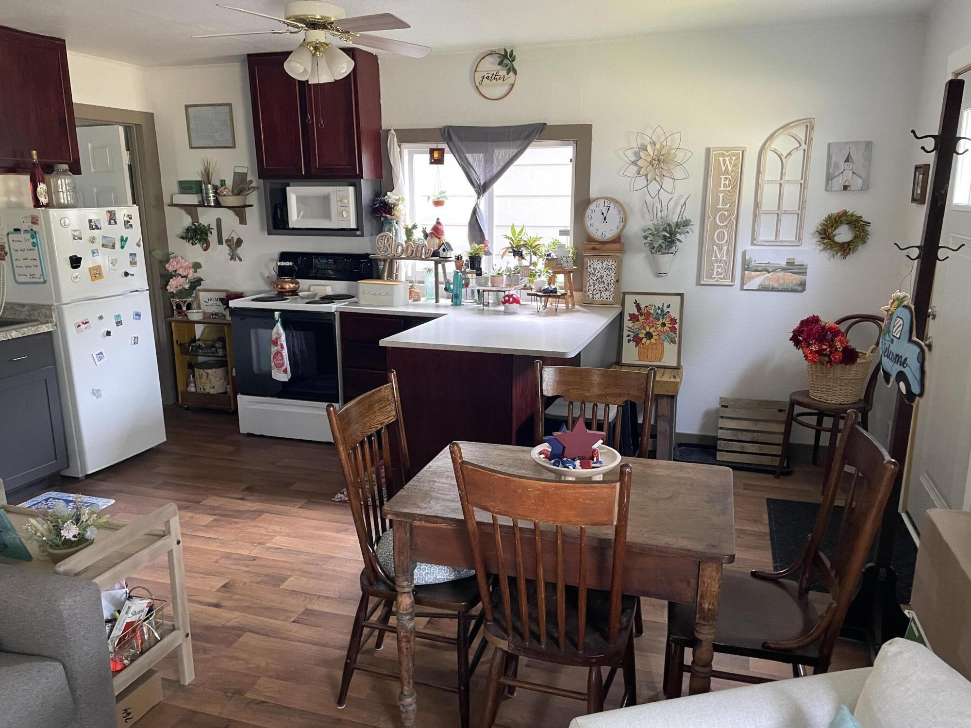 3217 Prairie Street Two Rivers, WI 54241 - Photo 4 of 14 IMG_5874