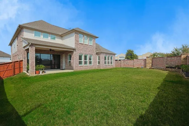 a view of an house with backyard porch and garden