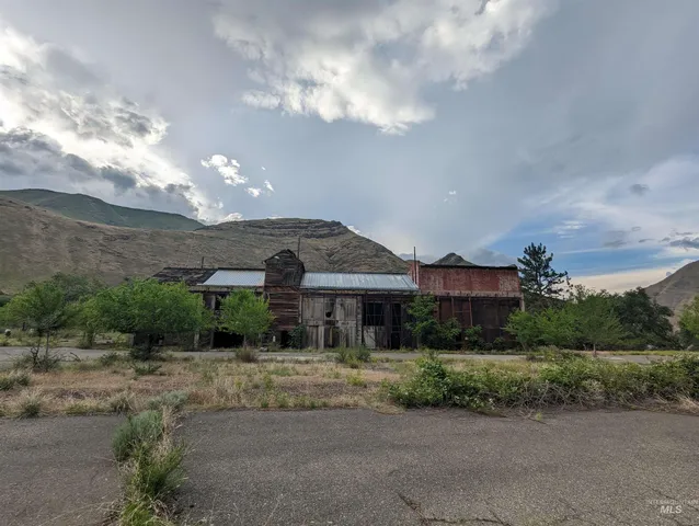 $9,995,000 | The Confluence The Confluence Salmon River Road, Riggins, ID 83549