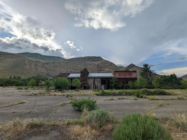 $9,995,000 | The Confluence The Confluence Salmon River Road, Riggins, ID 83549