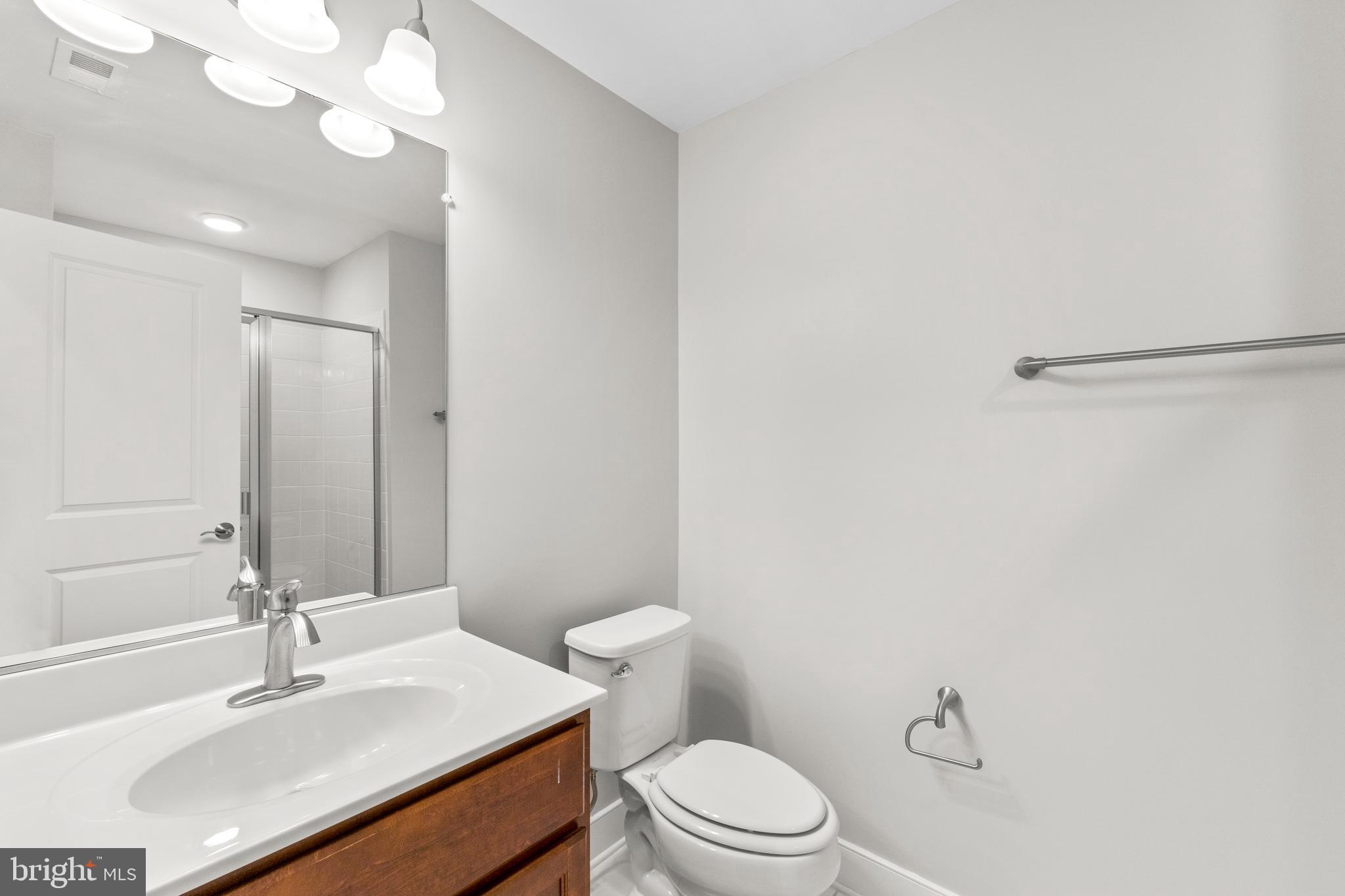 1815 Main Line Boulevard Alexandria, VA 22301 - Photo 21 of 47 Full bath on main lvl