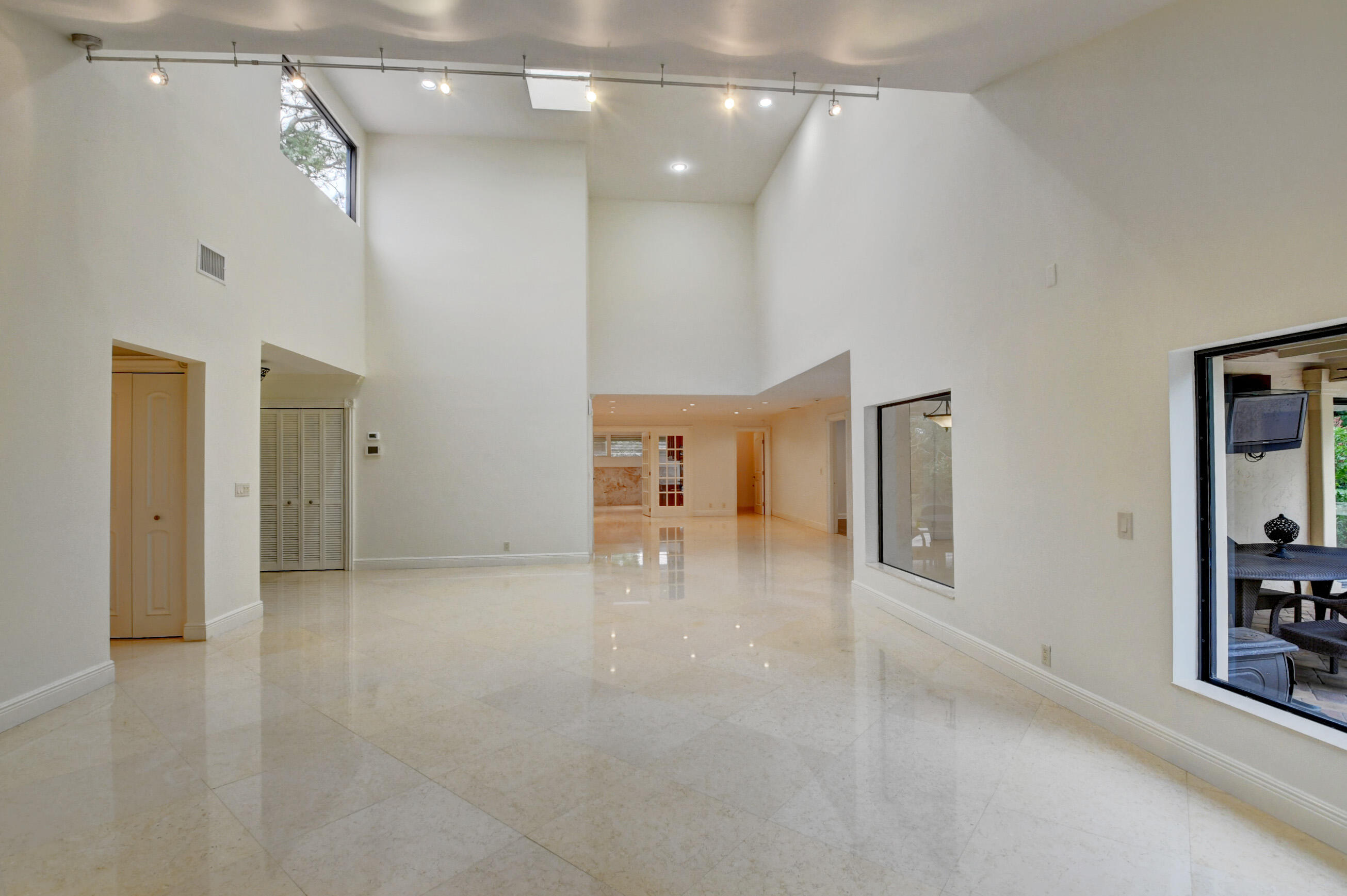 4535 Cocoplum Way Delray Beach, FL 33445 - Photo 14 of 50 Light and bright