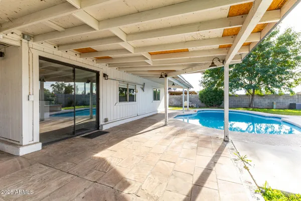 a view of a backyard