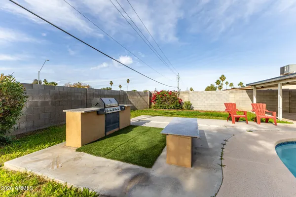 a view of a backyard