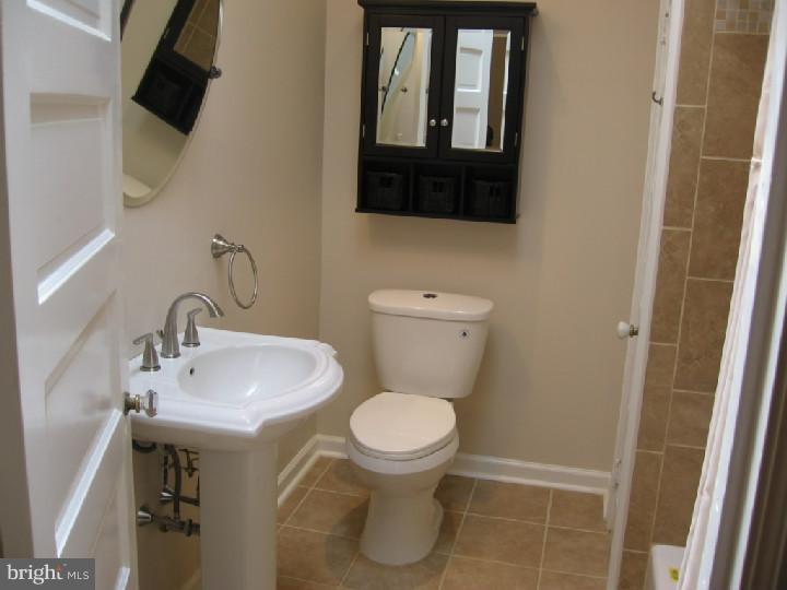 6428 Morris Park Road Philadelphia, PA 19151 - Photo 15 of 25 Bathroom