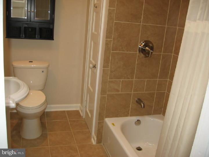 6428 Morris Park Road Philadelphia, PA 19151 - Photo 16 of 25 Bathroom