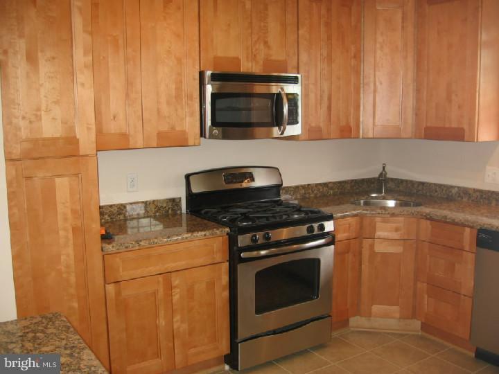 6428 Morris Park Road Philadelphia, PA 19151 - Photo 8 of 25 Kitchen