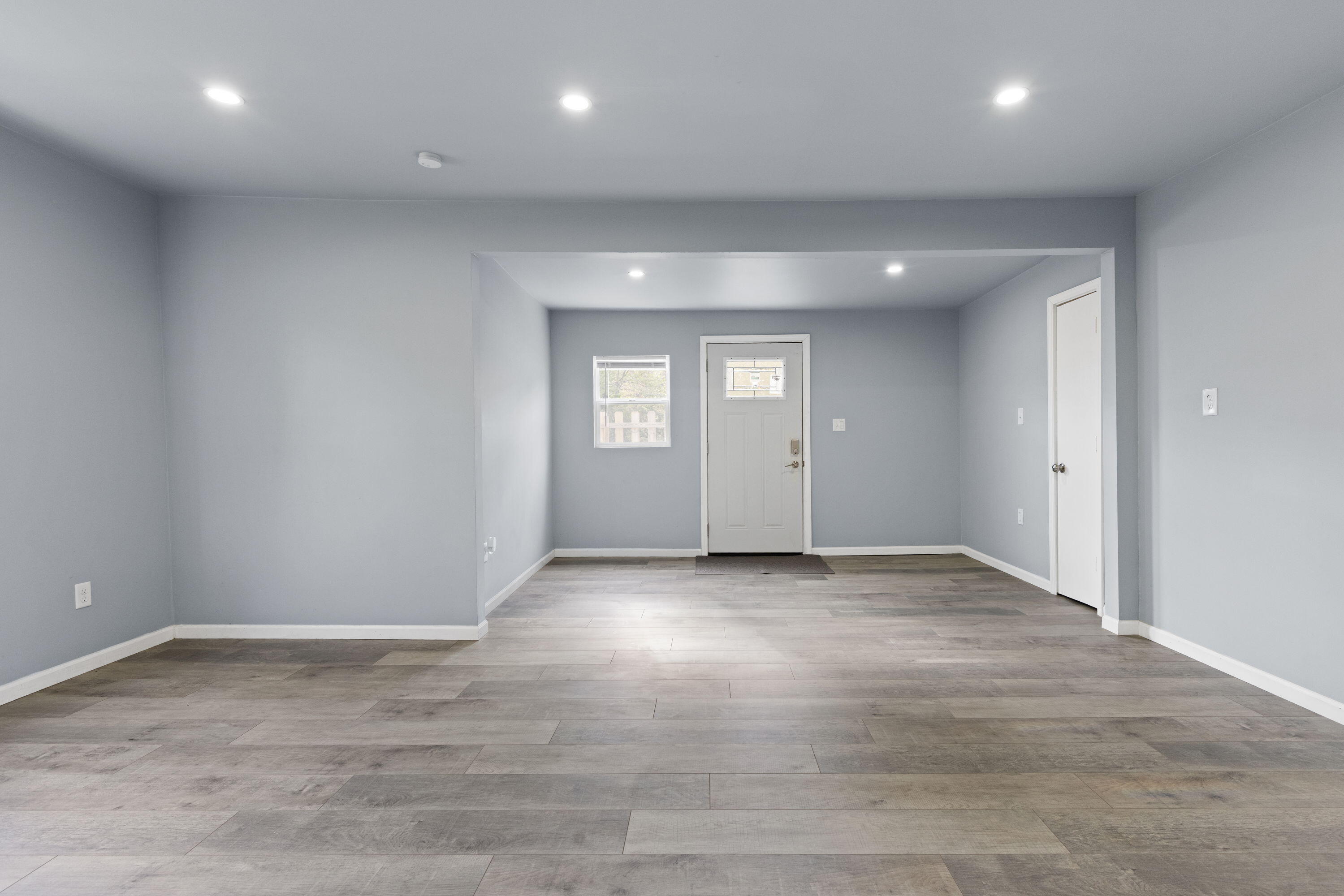6344 West 25th Avenue Gary, IN 46406 - Photo 8 of 52 an empty room with windows and closet