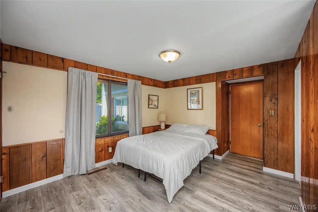 9326 Rivershore Drive Niagara Falls, NY 14304 - Photo 15 of 33 1st floor bedoom