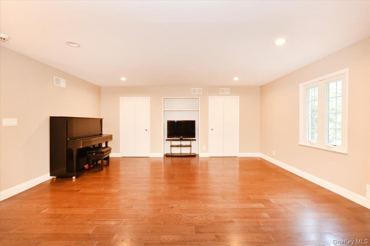 9 Dorset Road Great Neck, NY 11020 - Photo 13 of 40 Gallery Image 13