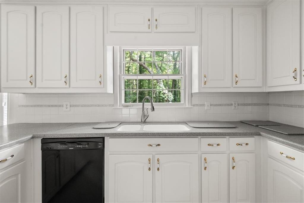 127 Roe Hampton Lane Southwest Stone Mountain, GA 30087 - Photo 19 of 51