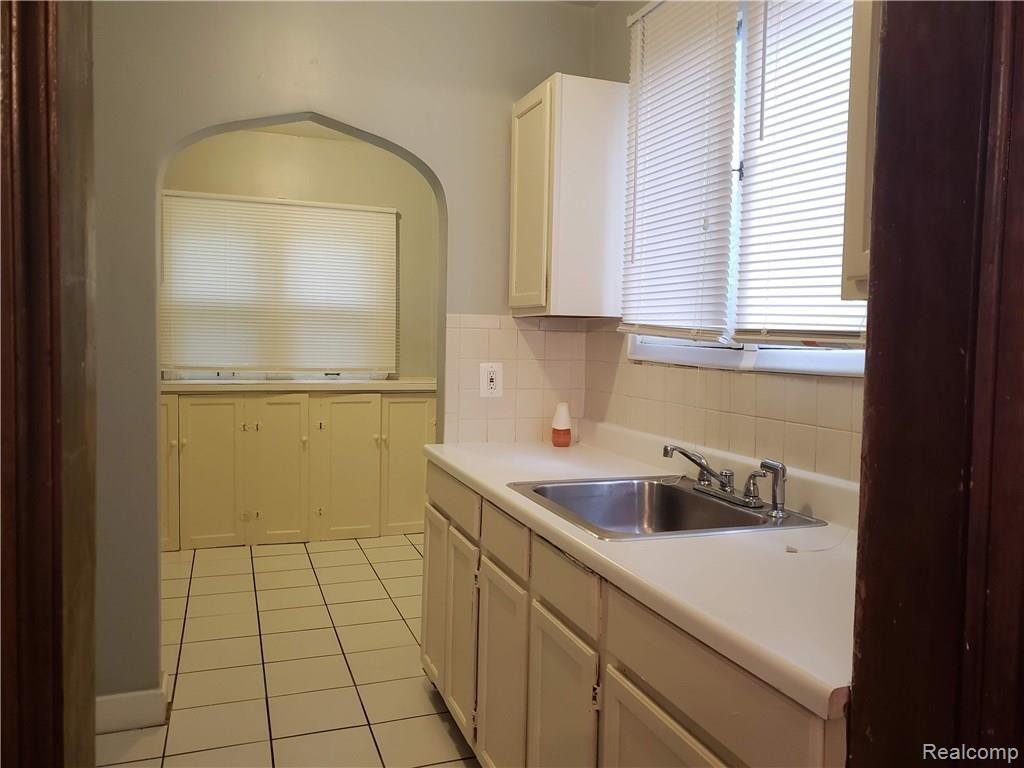 5751 Grayton Street, Unit UPPR Detroit, MI 48224 - Photo 9 of 12