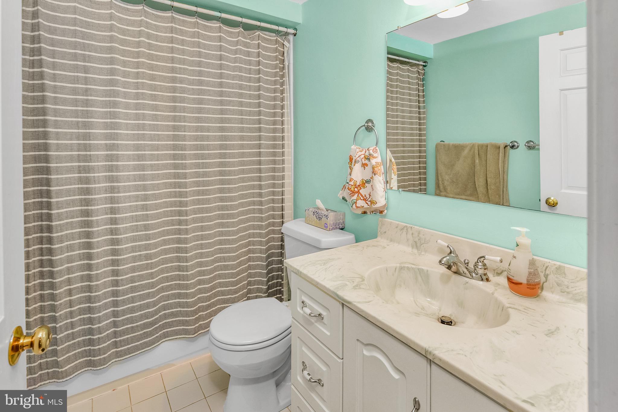 3 Deerpath Road Chalfont, PA 18914 - Photo 21 of 32 Upstairs hall bath