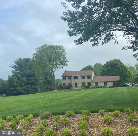 a view of house with a big yard