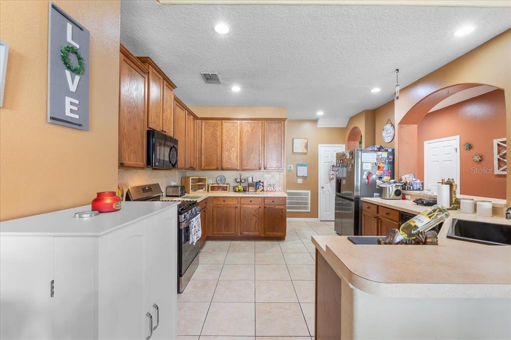 817 James Way Lake Alfred, FL 33850 - Photo 29 of 69 a kitchen that has a lot of cabinets and refrigerator