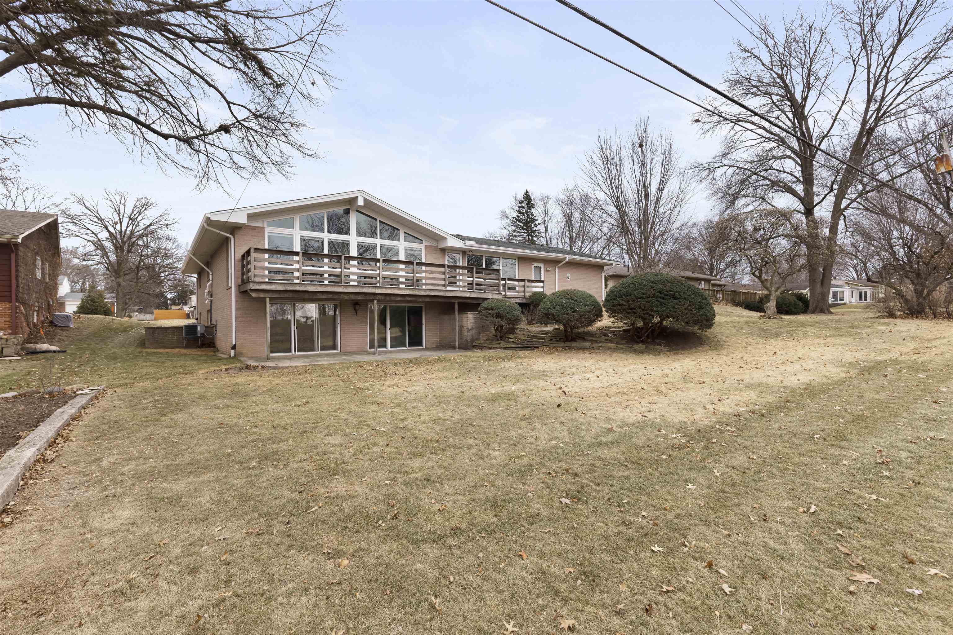 904 Roxbury Road Rockford, IL 61107 - Photo 27 of 35 a front view of a house with a yard