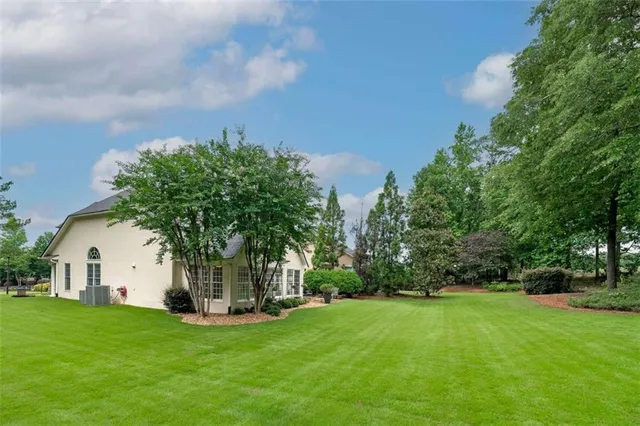 a view of a house with backyard and garden