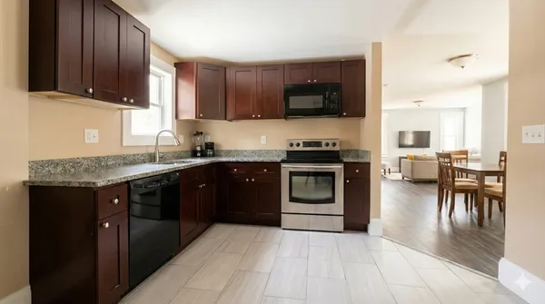 $2,700 | 596 Beacon Street, Unit 2, Lowell, MA 01850