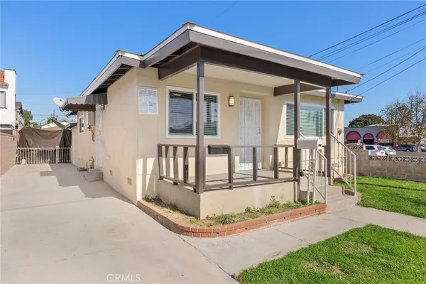 a view of a house with backyard and porch