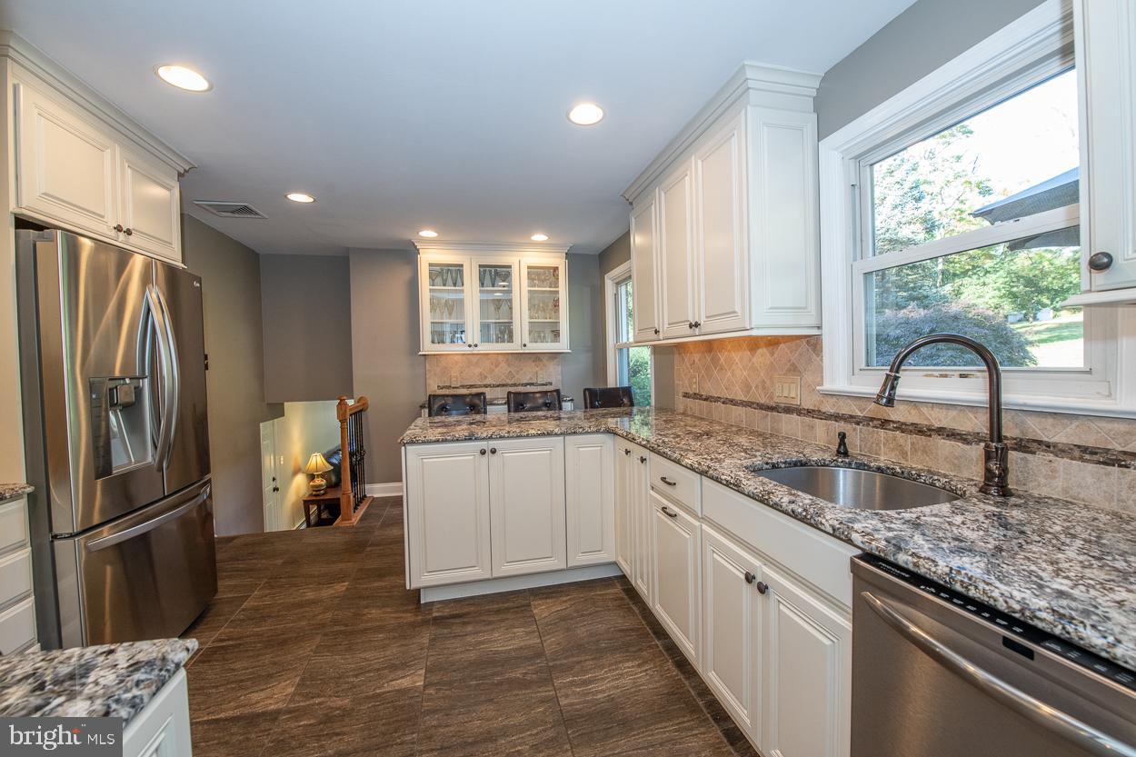 140 Gulph Hills Road Wayne, PA 19087 - Photo 7 of 35 Eat in Kitchen with Granite Counters