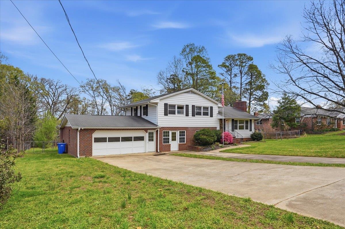 11 Spring Valley Road Greenville, SC 29615 - Photo 3 of 27 Gallery Image 3