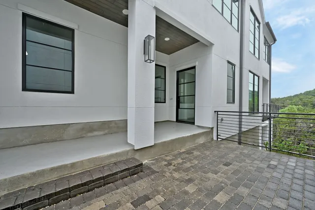 a view of entryway and hall