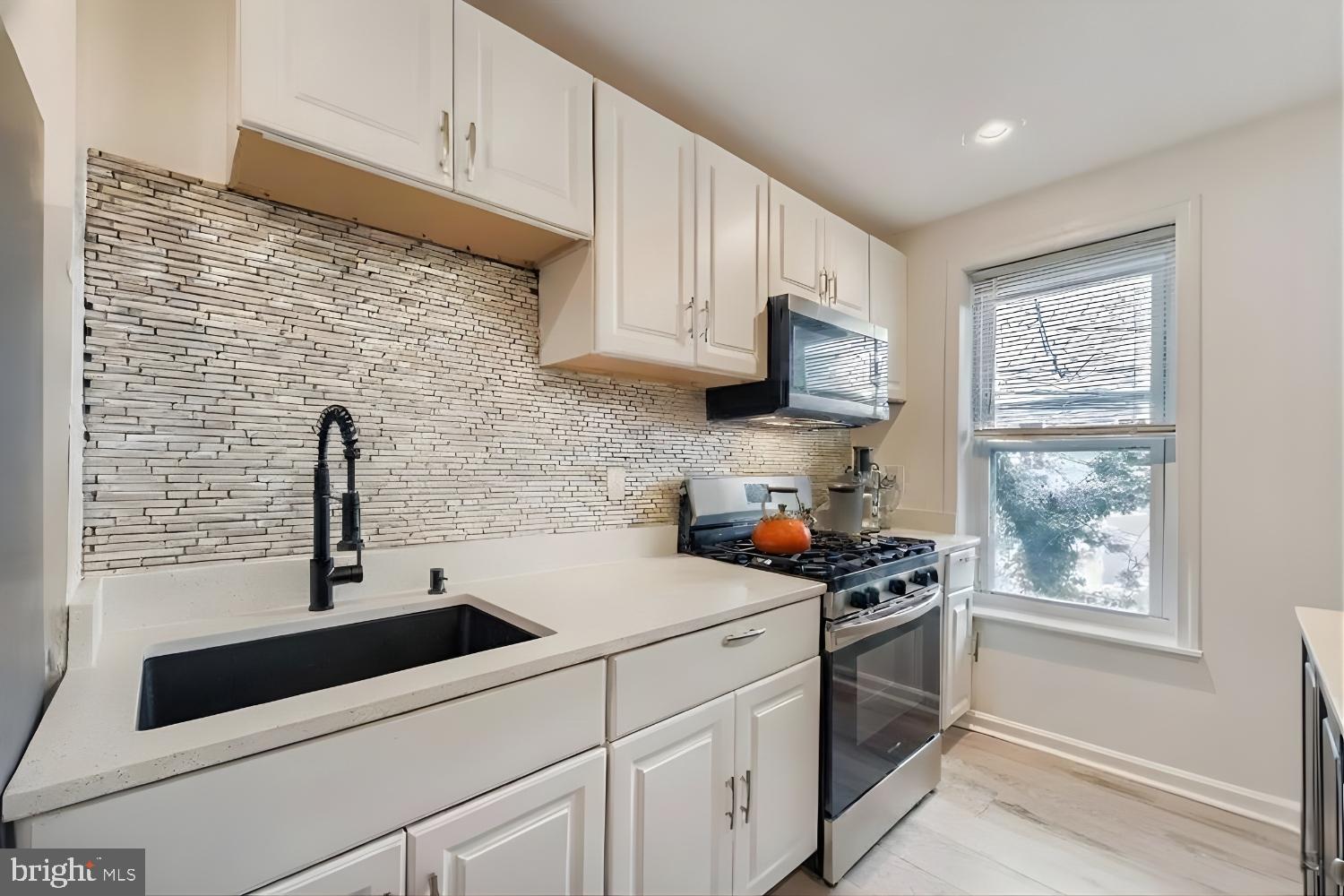 904 North Franklintown Road Baltimore, MD 21216 - Photo 6 of 26 Granite counters and mosaic backsplash