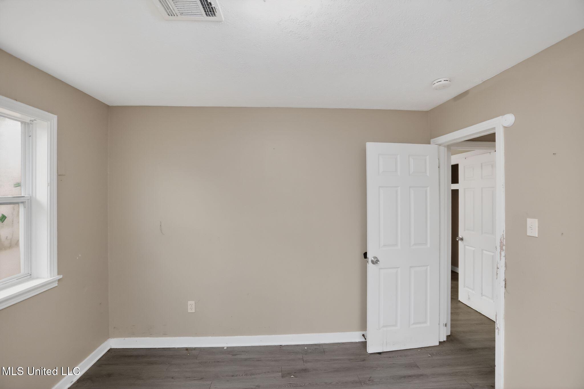2815 Tara Road Jackson, MS 39212 - Photo 9 of 37 13_2815_Tara_Rd_Jackson_MS_39212-Living_