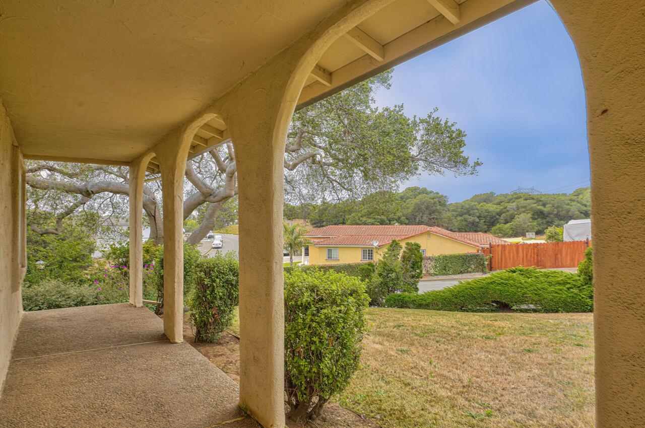 9220 Canyon Oak Road Salinas, CA 93907 - Photo 3 of 32 Gallery Image 3
