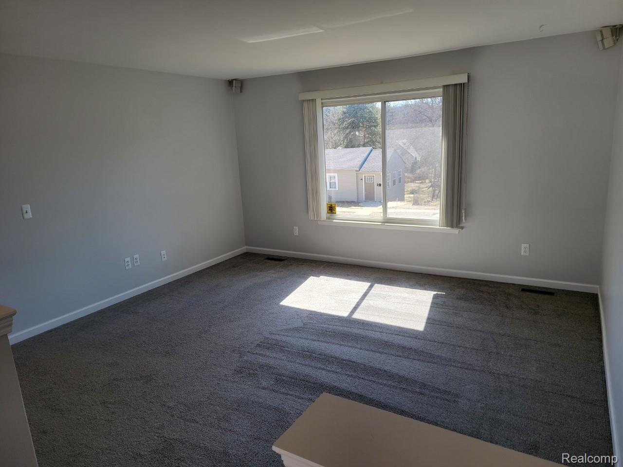 624 Renshaw Street Rochester, MI 48307 - Photo 7 of 29 9.jpg