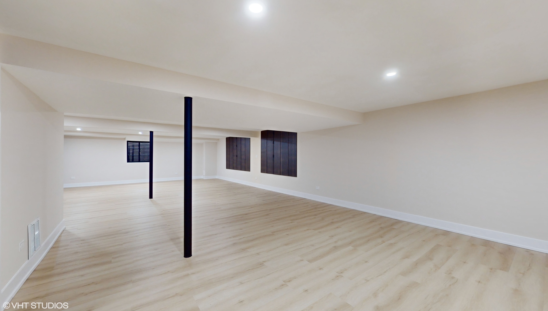 2140 Pfingsten Road Northbrook, IL 60062 - Photo 31 of 44 a view of a hallway