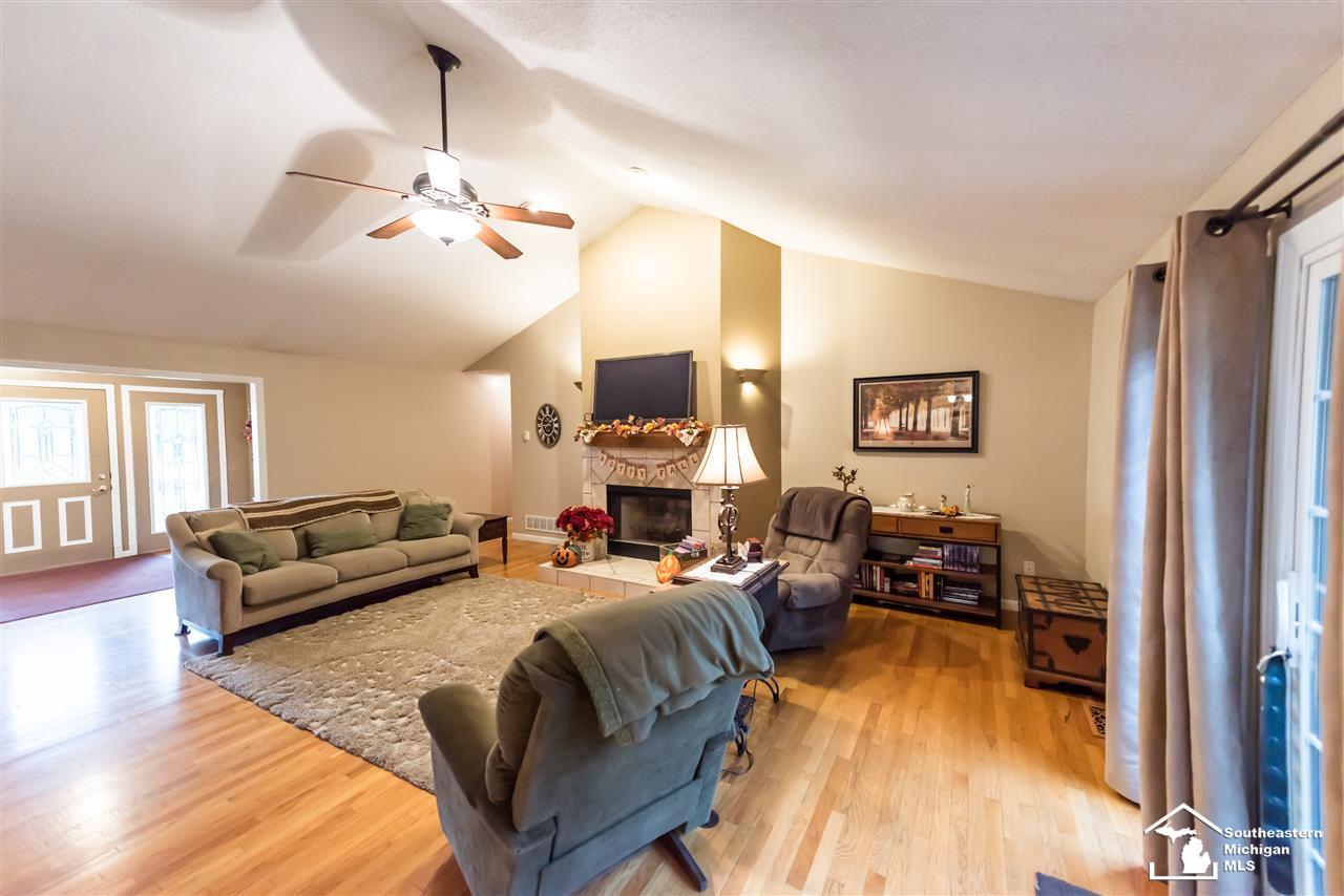 2239 Blue Bush Road Monroe, MI 48162 - Photo 13 of 42 31363412-12.JPG