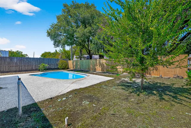 a view of a backyard