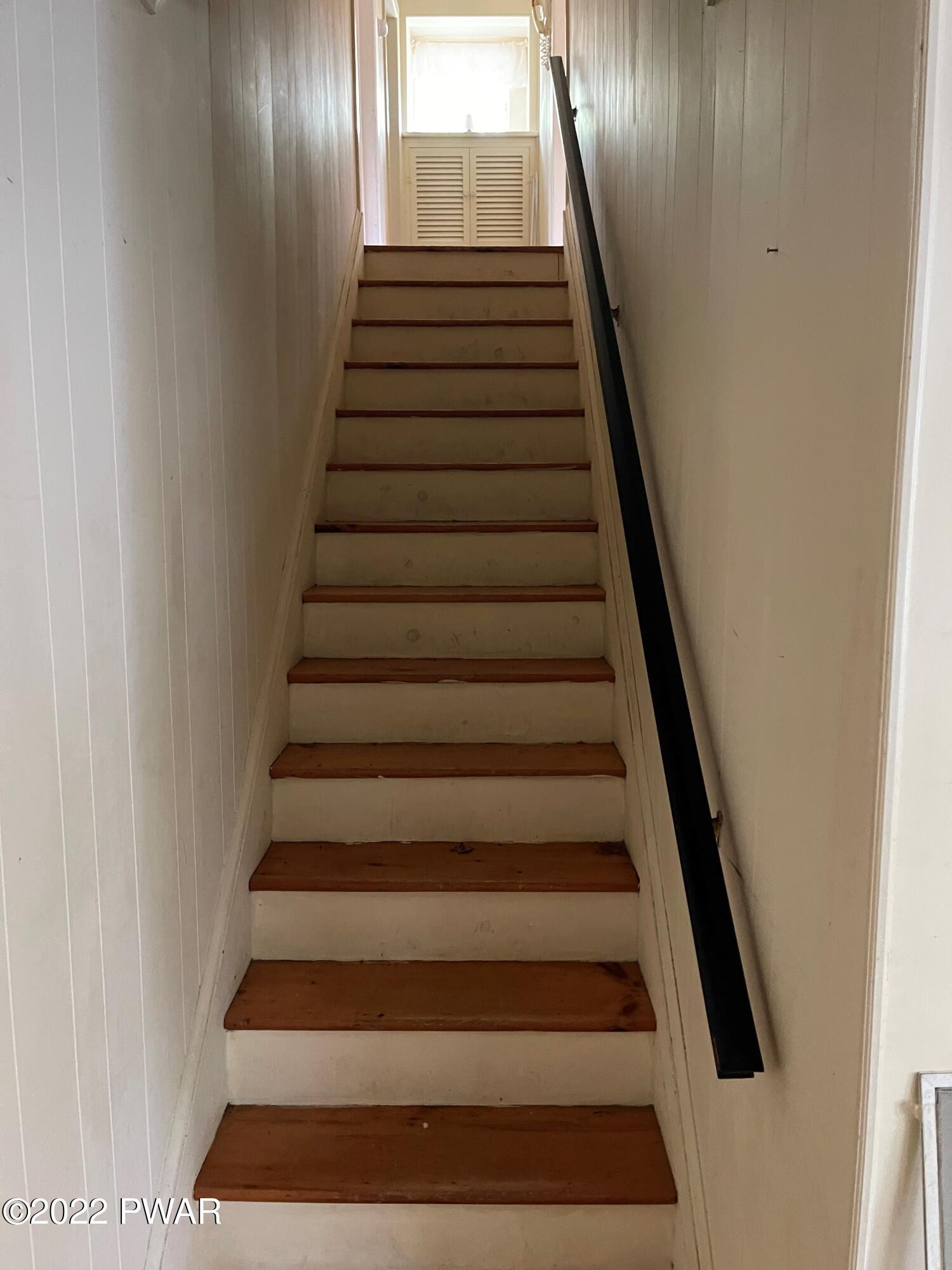 425 Sawkill Road Milford, PA 18337 - Photo 15 of 17 Stairs