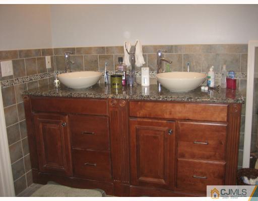 315 Prestwick Way Edison, NJ 08820 - Photo 8 of 10 Gallery Image 8