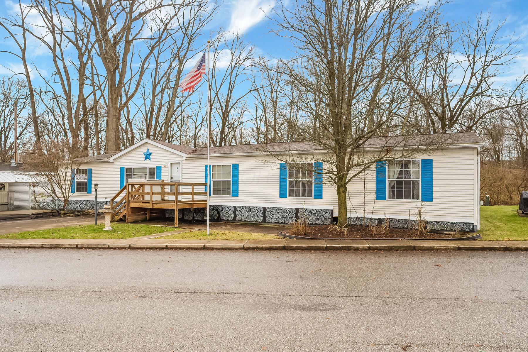 26 Spring Lake Court Delaware, OH 43015 - Photo 2 of 35 26 Spring Lake Ct-103