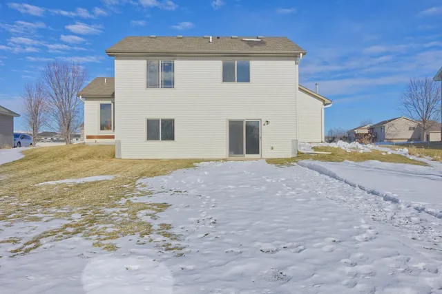 $276,400 | 845 Mallard Avenue, Winsted, MN 55395