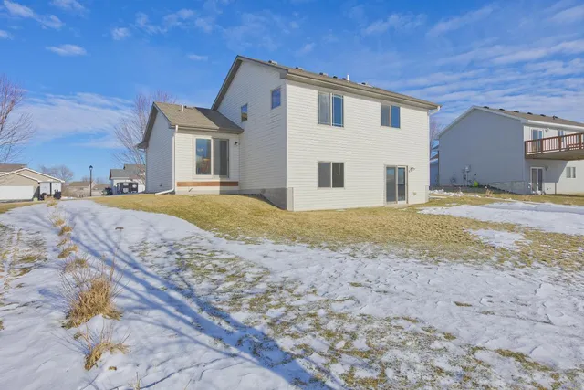 $276,400 | 845 Mallard Avenue, Winsted, MN 55395